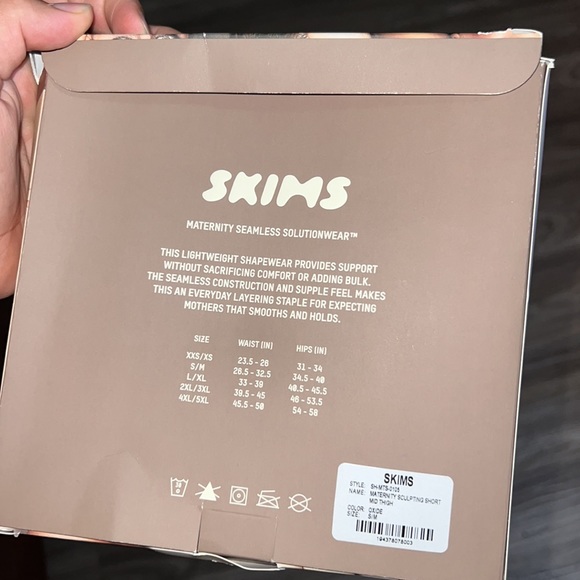 Skims maternity sculpting shorts - Picture 4 of 4
